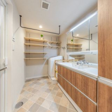 【洗面室】ランドリーパイプや可動式棚など、忙しい家事を助けてくれる要素が嬉しいですね。洗面台も大きく