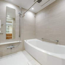 【バスルーム】浴室乾燥機がついているので、お天気に左右されずに洗濯物を乾かすことができます。（リノベ