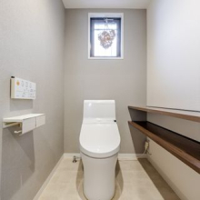 【トイレ】収納棚付き。細々としたものをすっきり収納！