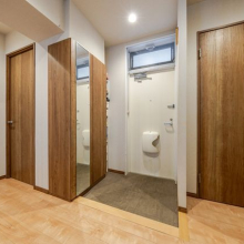 【玄関】シューズボックス、収納棚があるので玄関をすっきりとお使いいただけます。玄関上部には窓があるの