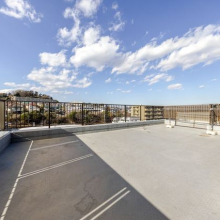 【ルーフバルコニー】約51m2もう一つのリビング。食事やプール遊び、キャンプごっこなどの遊びが充実！わん