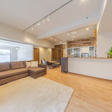 【リビングダイニング】開放感と明るさに包まれた、天井高2.7mの広々とした空間。