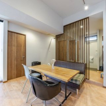 【ダイニングスペース】玄関との仕切りはおしゃれなルーバーになっています。