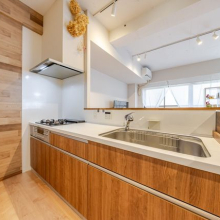 【キッチン】手元が隠れる高さのカウンターがあるのでリビングから見るキッチンはとてもスッキリしています