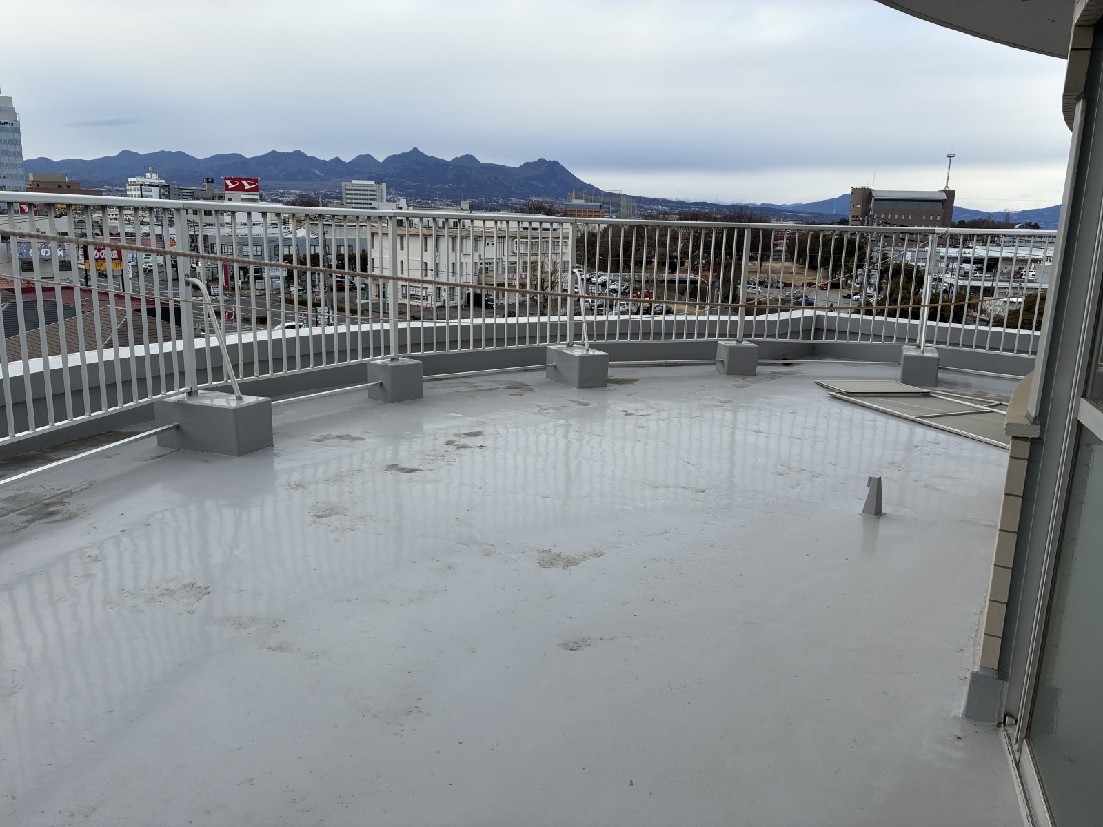 こんな広いバルコニーは見たことない一度見に来てください