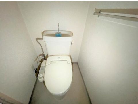 温水洗浄便座付きで、座った時のヒヤッとすることがありません。
