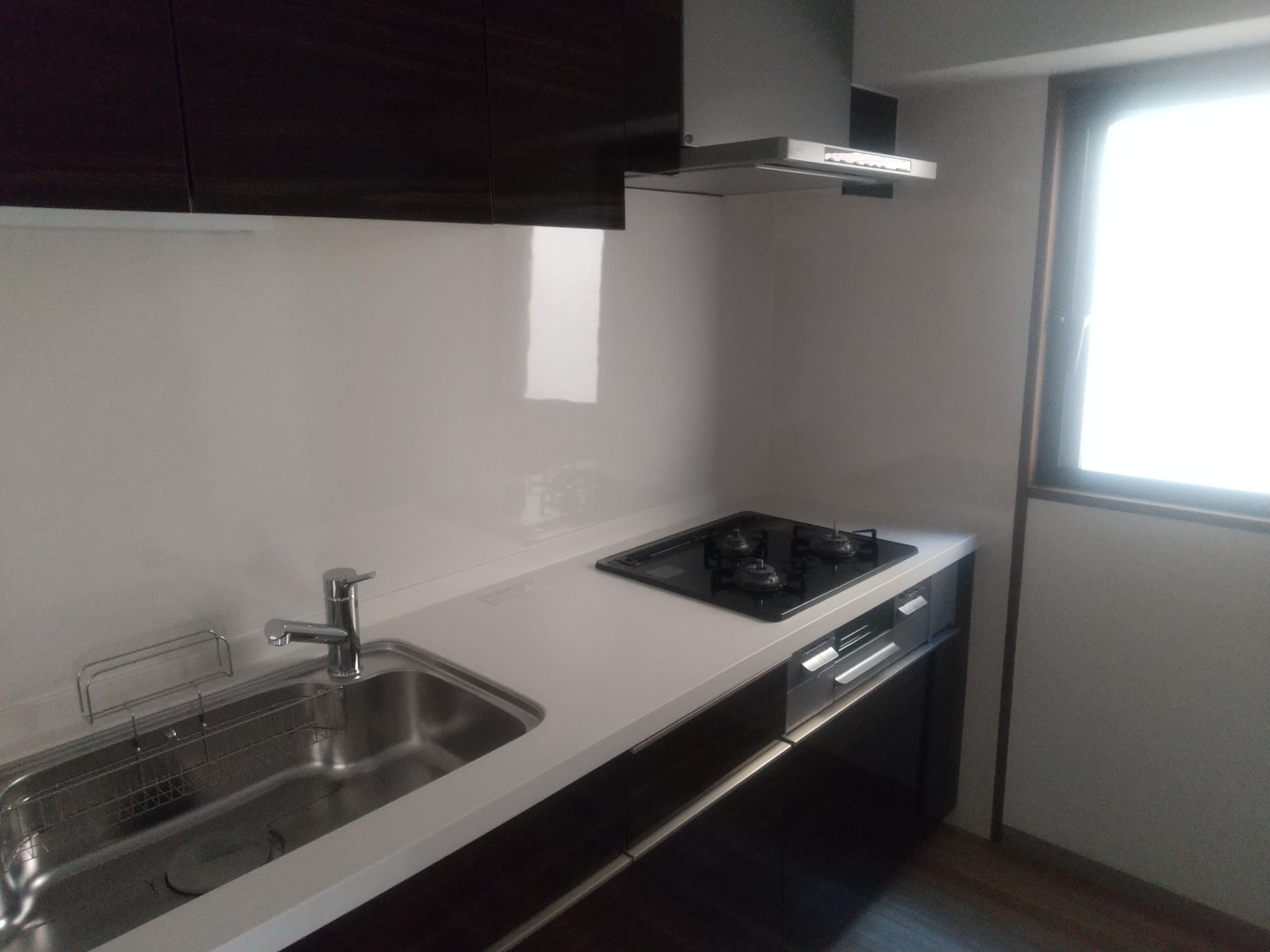 窓のあるキッチンでお料理できます