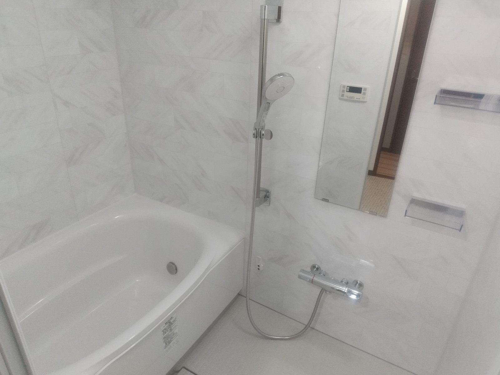 白を基調とした清潔感のあるバスルームです