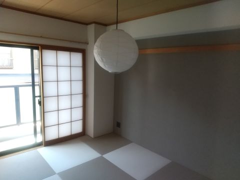 デザイン畳と照明が素敵な和室です