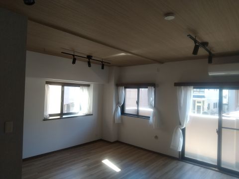 南西向きで２面採光のリビングです