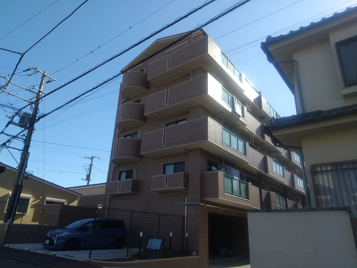 重厚感のあるタイル貼りの外観