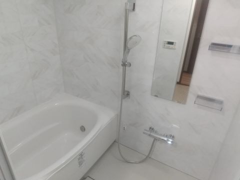 白を基調とした清潔感のあるバスルームです