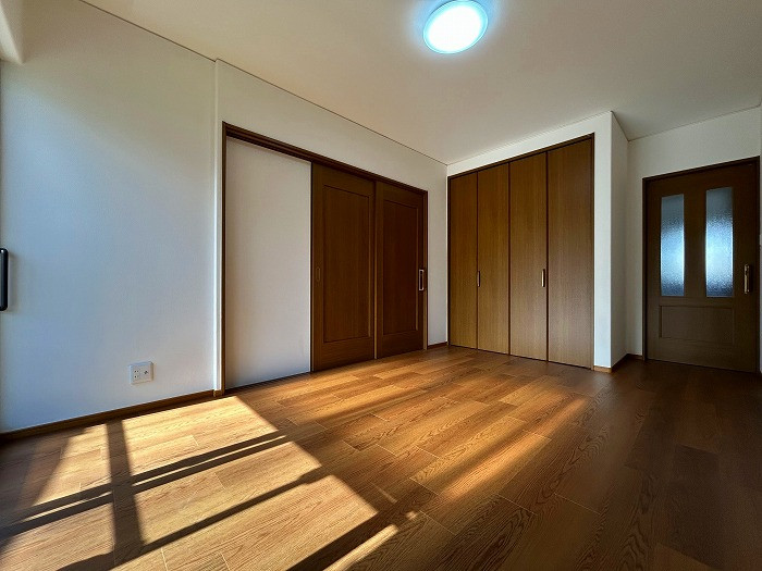 1階玄関横約7.8帖の洋室