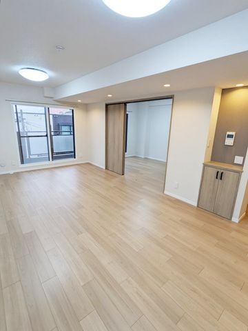 主要採光が南西向きのLDKは、一日を通して明るく暖かい空間◎冬は暖房費の節約につながりそうですね