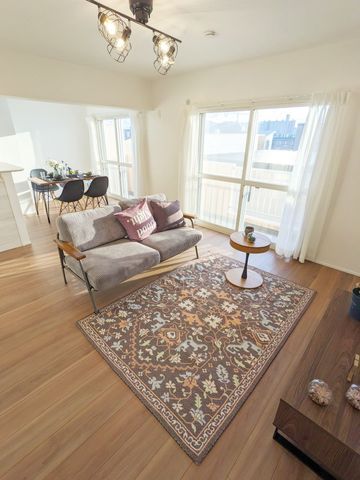 主要採光面が南西向きで、昼から夕方にかけて心地の良い陽射しが降り注ぐ約16.6帖のLDK。