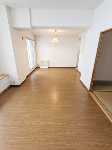 主要採光面が南向きの約14.1帖のLD。心地よい陽射しでやすらぎのひと時を過ごせそうですね