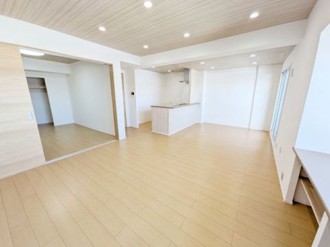 木のぬくもりを感じられる日差しあふれる13.5帖のLDK