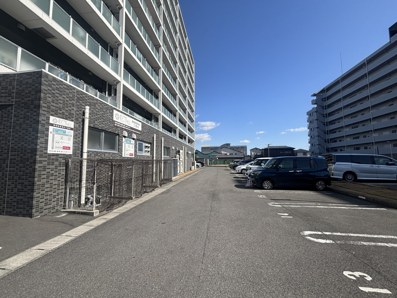 建物に隣接した平置き駐車場。広々とした駐車スペースでストレスフリー。