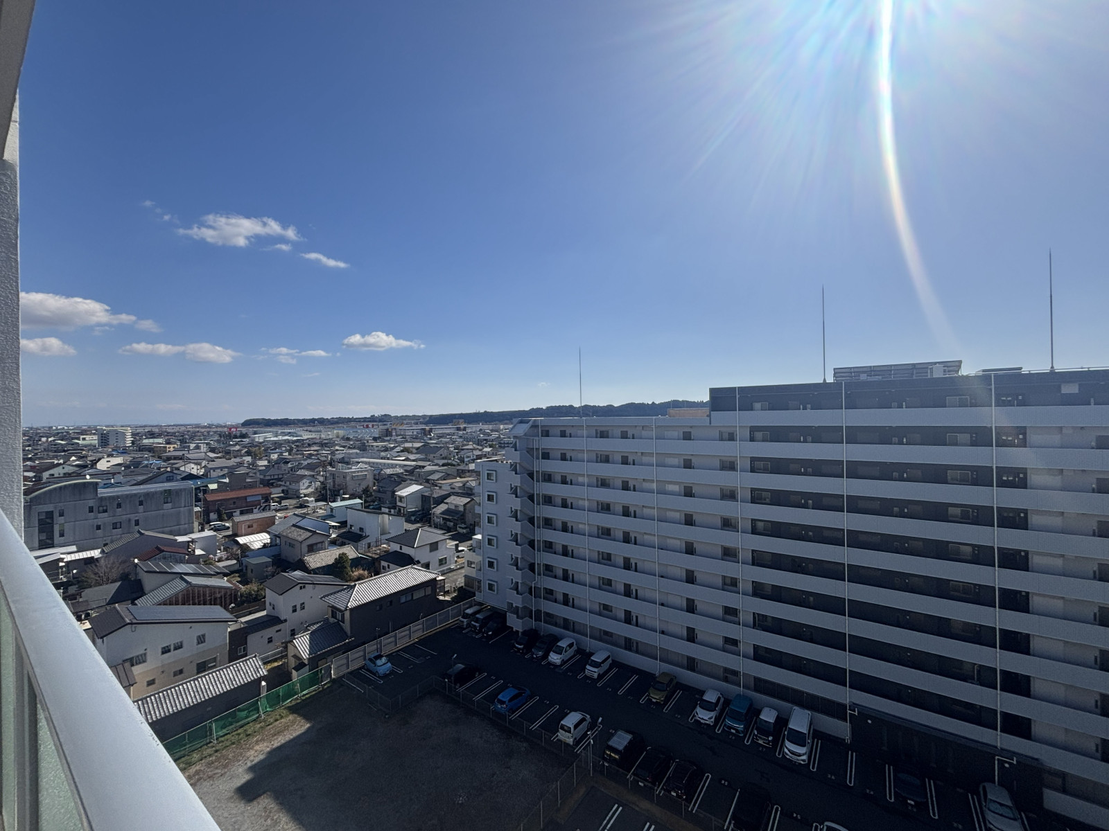 バルコニーからの眺め。目の前に広がるのは、島田の街並みと美しい稜線。圧倒的な開放感が、日々の疲れをリフレッシュさせてくれます。