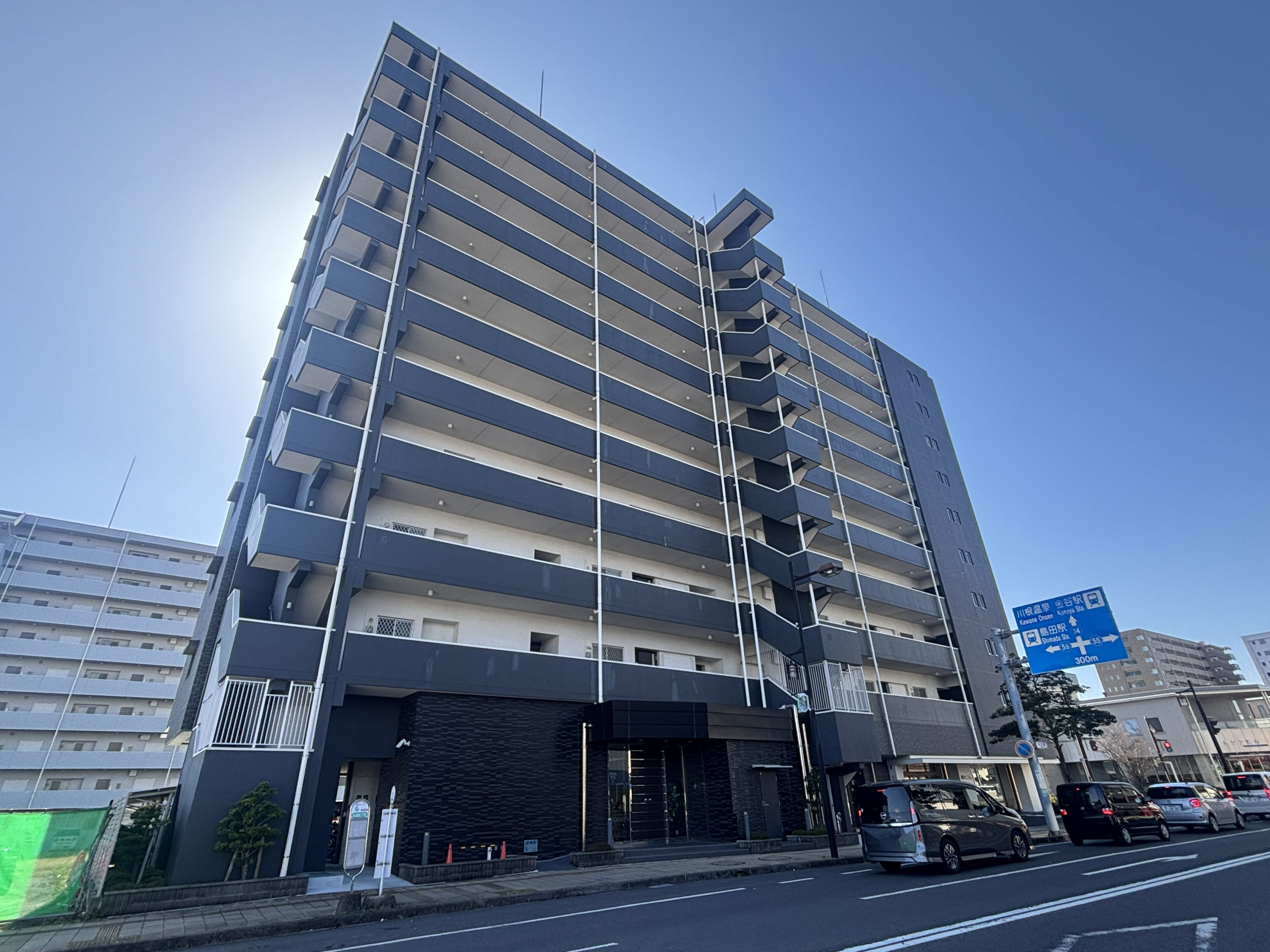 洗練の黒。本通りを象徴するモダンな外観。