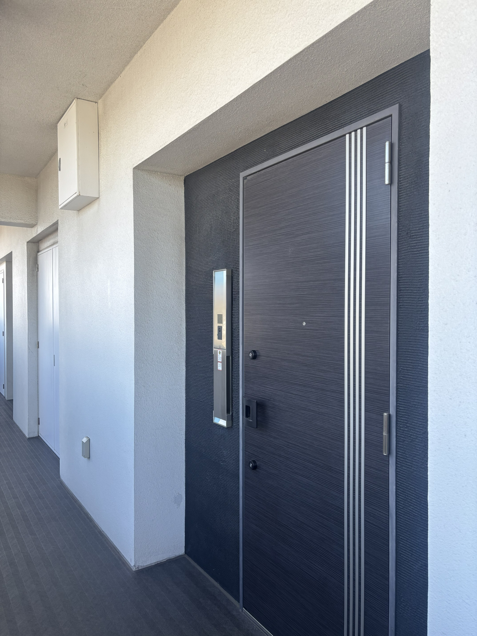 私邸の顔、気品漂うモノトーンの玄関ドア。隅々まで、清掃・メンテナンスが行き届いています。