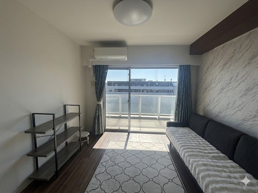 オーナー様が大切に使用されている、コンディション良好な一邸。バルコニーとの繋がりもスムーズで、面積以上の開放感を感じられます。※居住中のため、実際には家具小物等がございます。