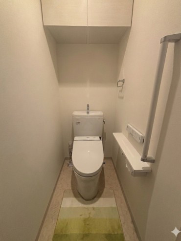 圧迫感のないスッキリとしたデザイン。上部吊戸棚やサイドのカウンターなど、機能性にも配慮してあります。※居住中のため、実際には小物等がございます。