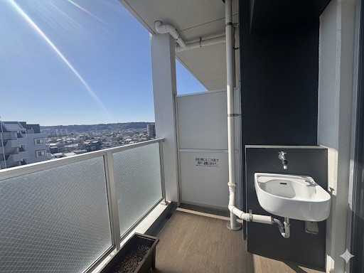 バルコニーにスロップシンクを完備。窓のお掃除、靴の洗浄、ガーデニング、アウトドア用品のメンテナンスにも大活躍。※居住中のため、実際には小物等がございます。