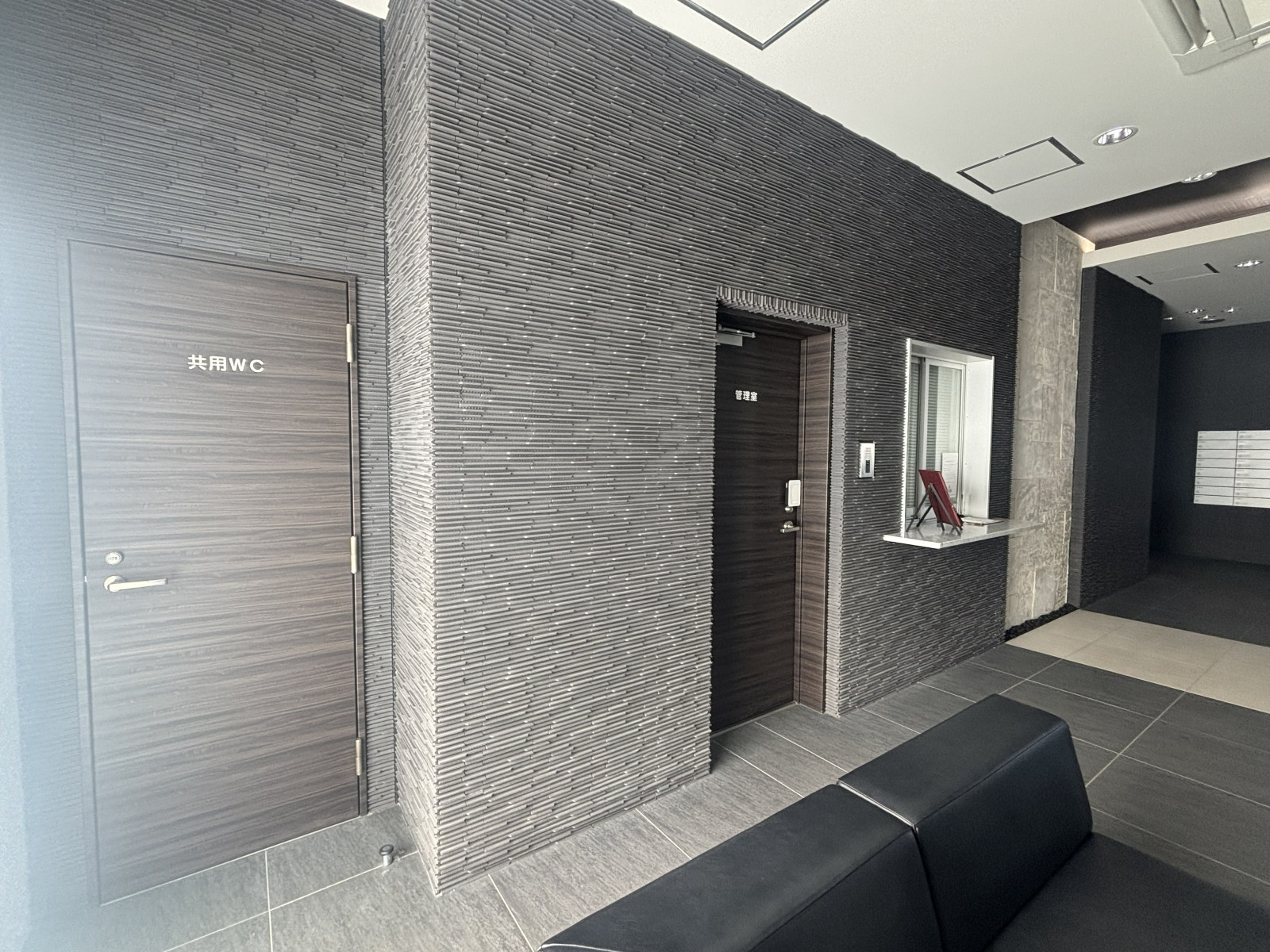 お出かけ直前や帰宅時、お子さまとの移動時にも心強い、ロビーの共用トイレ。