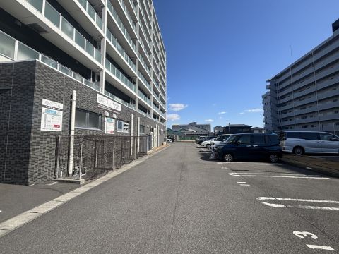 建物に隣接した平置き駐車場。広々とした駐車スペースでストレスフリー。