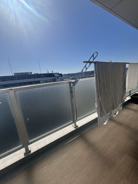 ワイドなバルコニーは日当たり良好。視線を遮る建物がなく、開放感を味わえます。お天気の良い日は椅子を出して読書も楽しめそうです。