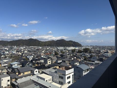 玄関側からも圧倒的な開放感を享受できる贅沢なロケーション。高い建物に遮られない、高層階ならではの眺望をぜひ現地でご体感ください。