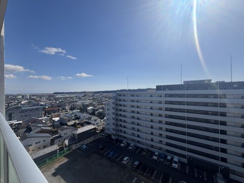 バルコニーからの眺め。目の前に広がるのは、島田の街並みと美しい稜線。圧倒的な開放感が、日々の疲れをリフレッシュさせてくれます。