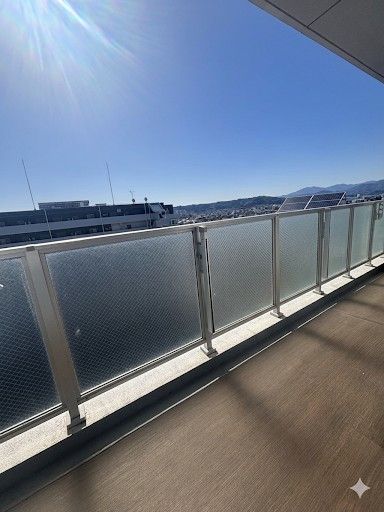 ワイドなバルコニーは日当たりも風通しも良好。視線を遮る建物がなく、開放感を味わえます。お天気の良い日は椅子を出して読書も楽しめそうです。