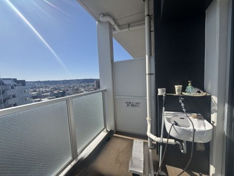 バルコニーにストップシンクを完備。窓のお掃除、靴の洗浄、ガーデニング、アウトドア用品のメンテナンスにも大活躍。