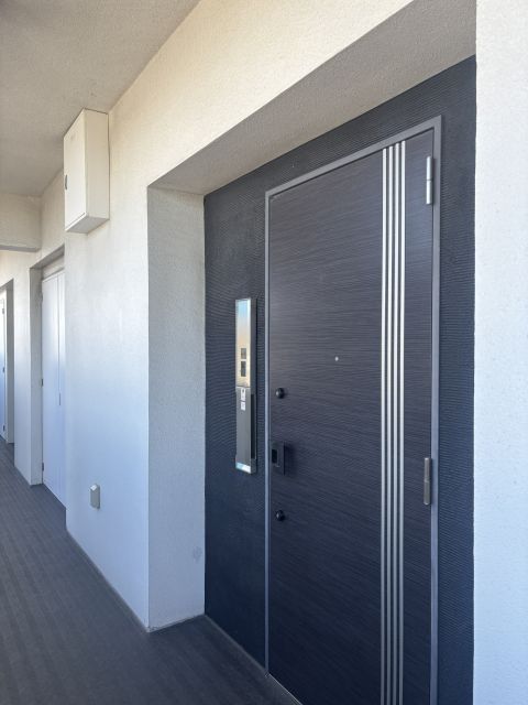 私邸の顔、気品漂うモノトーンの玄関ドア。隅々まで、清掃・メンテナンスが行き届いています。