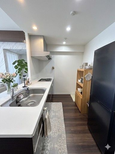 リビングまで視線が抜ける、開放的なキッチン。家族との会話を楽しみながらお料理ができます。※居住中のため、実際には家具小物等がございます。