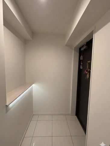 住まいの顔にふさわしい気品漂う玄関スペース。住む人と訪れる人を心地よく迎え入れます。※居住中のため、実際には小物等がございます。