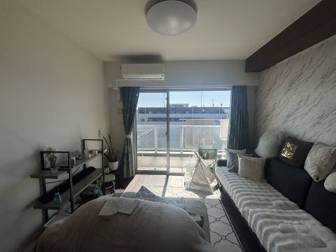 オーナー様が大切に使用されている、コンディション良好な一邸。バルコニーとの繋がりもスムーズで、面積以上の開放感を感じられます。