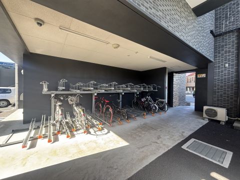 管理の良さが光る、整った駐輪場。防犯カメラを完備し、いたずらや盗難から自転車を守ります。