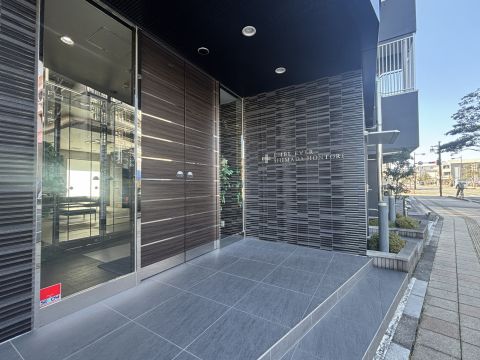 上質が迎える、静謐なエントランス。