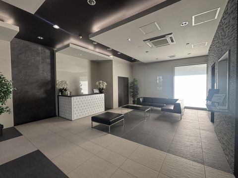 外の喧騒を忘れる、上品なロビー。住まう方のステータスを物語ります。