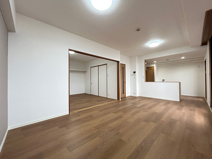 LDK約16帖。隣接する洋室約6.5帖もあり広々と開放的な空間になっております。