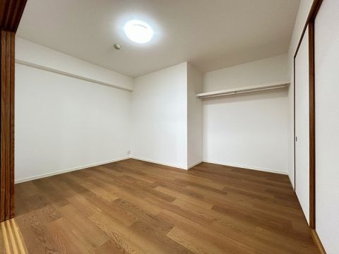 リビングに隣接する約6.5帖の洋室。