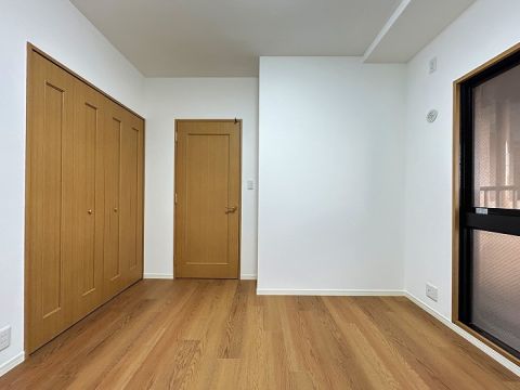 約5.6帖の洋室。