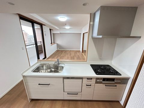 キッチンは対面式でご家族でコミュニケーションがとりやすいです。食洗器付きで家事の手間を軽減してくれます。