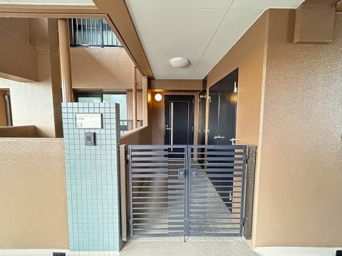 玄関ポーチがあるため防犯面でも安心。