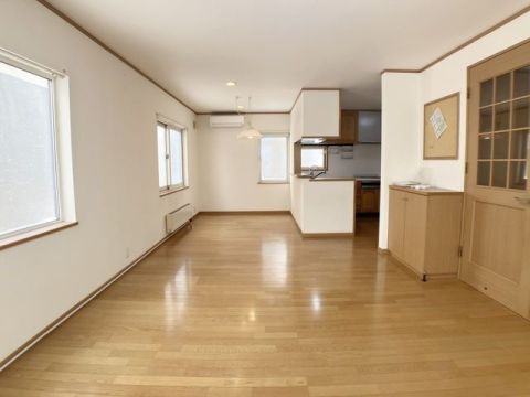 たっぷりの陽光と爽やかな風を感じて頂ける、開放感あふれるリビングは約20.5帖もあります