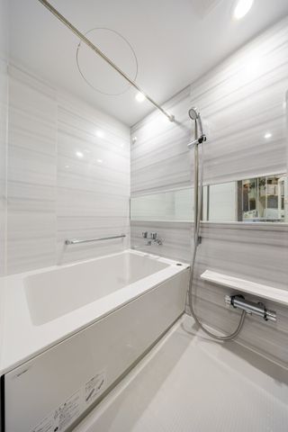 【バスルーム】浴室乾燥機がついているので、お天気に左右されずに洗濯物を乾かすことができます。