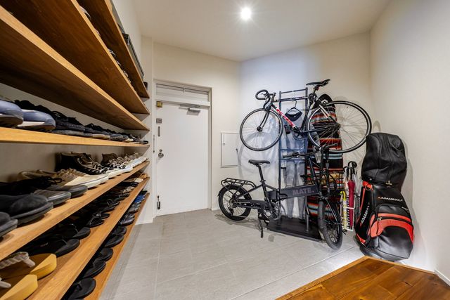 【玄関・土間】お気に入りの靴を魅せる収納にすることができる大きな収納棚があります。フットライトもおし